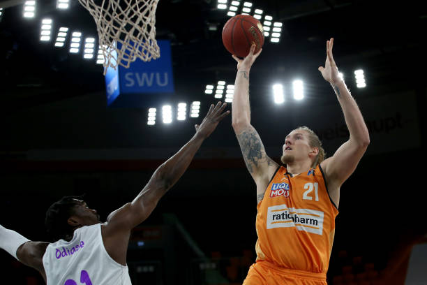 由于伤病困 由于伤病困