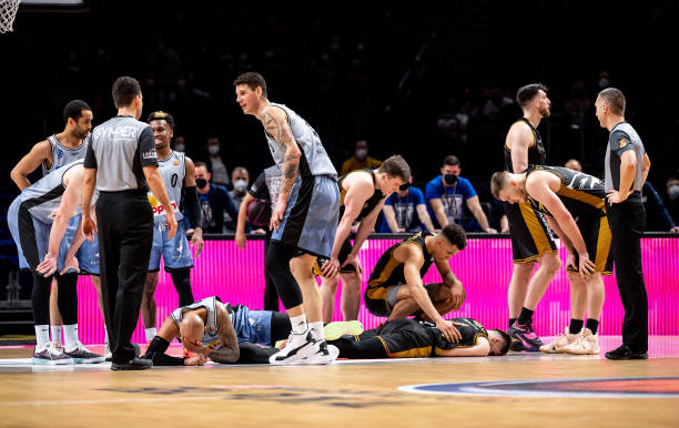 教练组由经 教练组由经